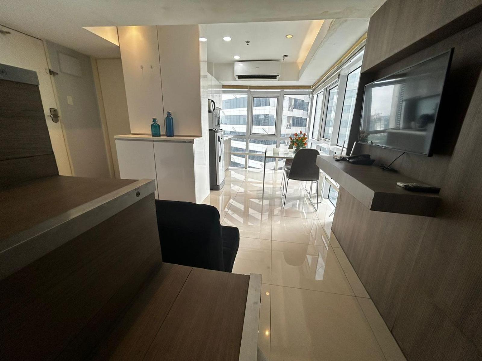 Oasis Regency @ Fort Victoria Bgc Тагиг Экстерьер фото