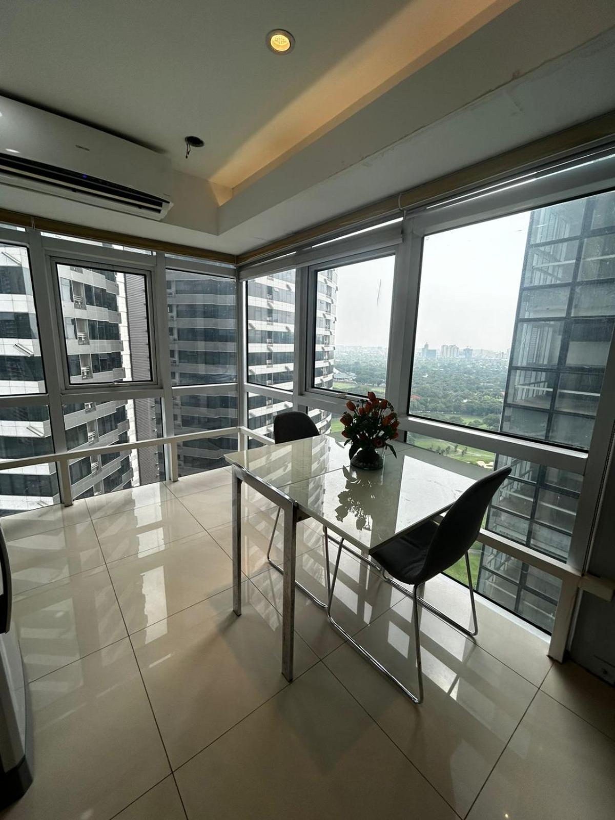 Oasis Regency @ Fort Victoria Bgc Тагиг Экстерьер фото